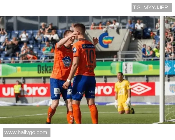 特罗姆与罗森的精彩对决揭示了足球战术的魅力与团队合作的重要性